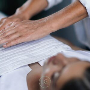 reiki practitioner giving a client reiki.