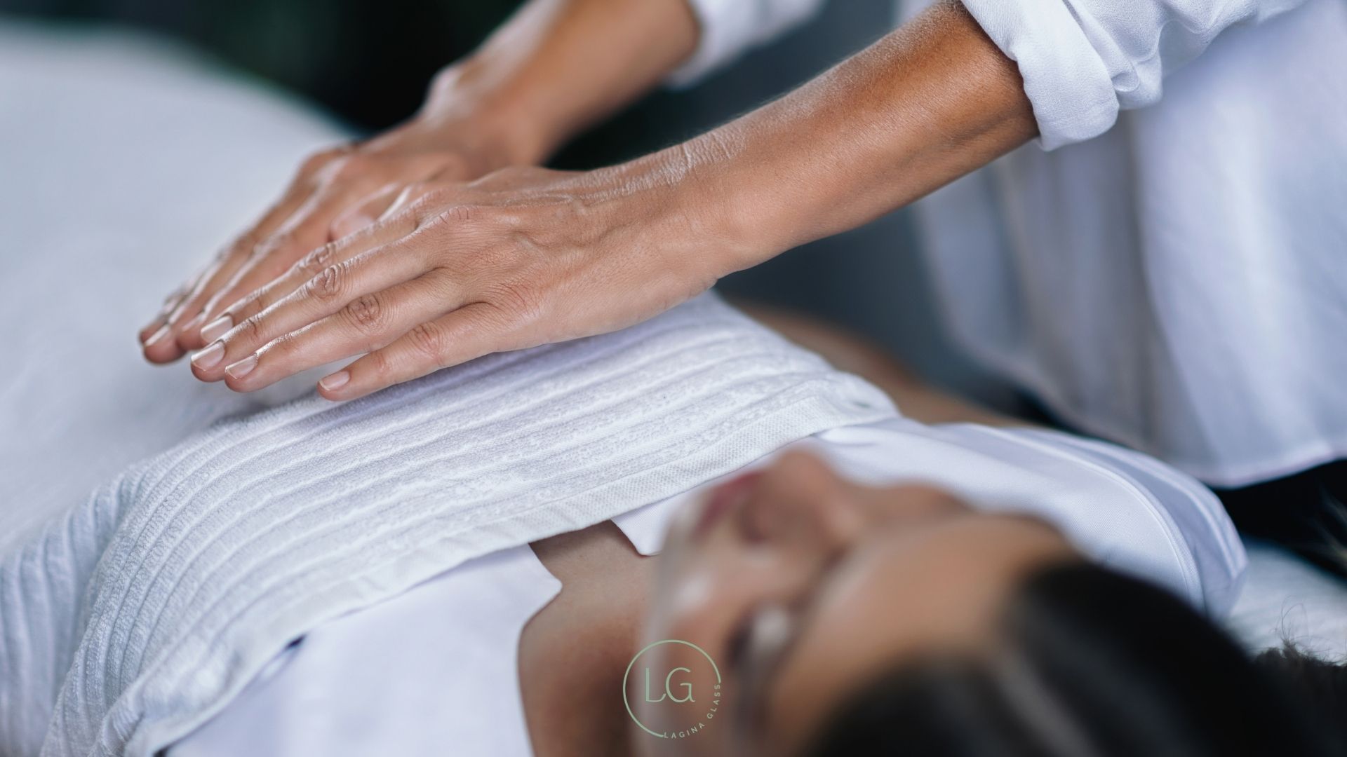 reiki practitioner giving a client reiki.